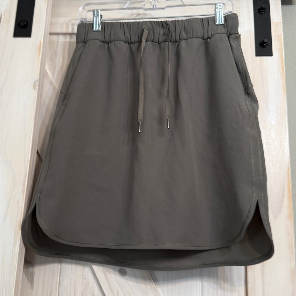 Like new Lululemon Athletica, On the Fly active skirt sage green size 8–29 - Picture 3 of 6